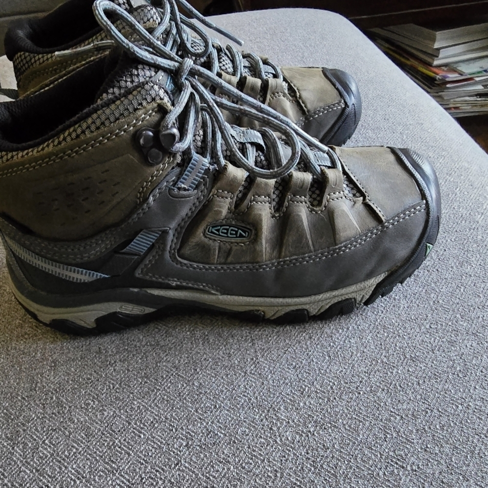 WOMEN'S 7.5 W KEEN Gray Hiking Boots